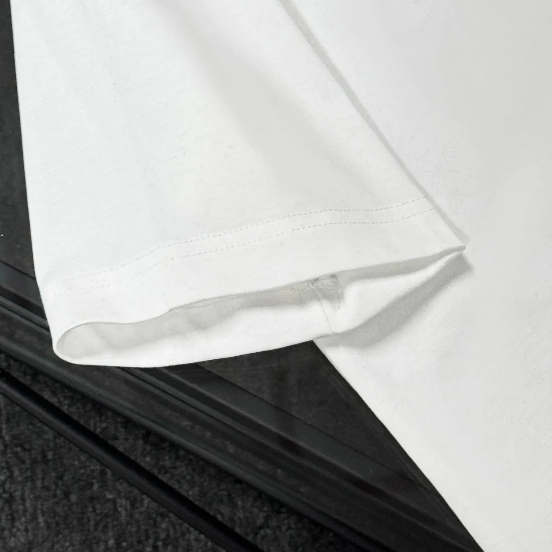 P180 Chrome Hearts 25 high-end versions. The fabric is made of 300 grams of high-density pure cotton. It does not deform or shrink. It has three labels. It is the same style for men and women. Technology: patch embroidery + original development hardware. Color: white, black. SIZE: S-XL.